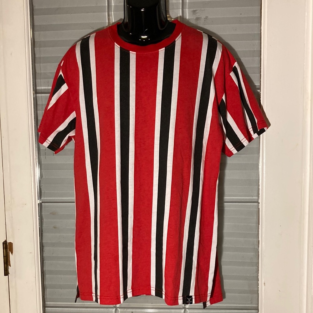 Red and white stripe in T shirt in men’s